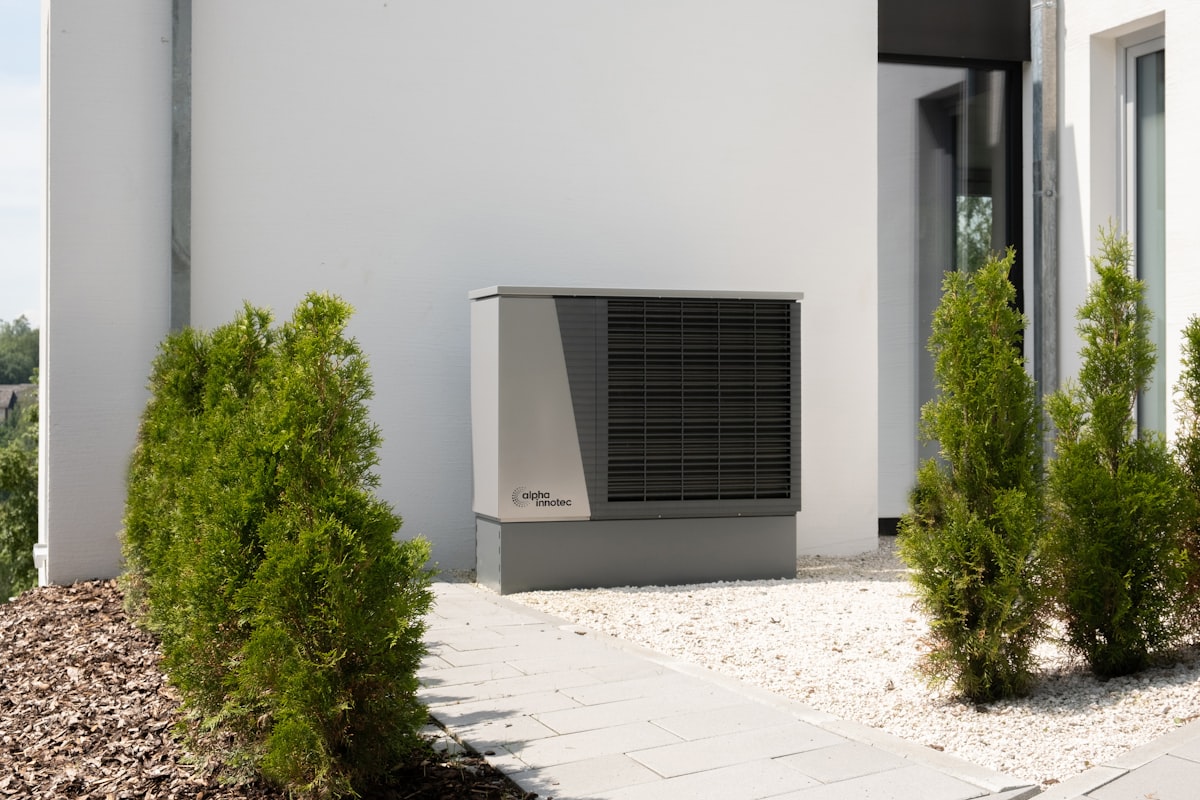 Moderne warmtepomp aan een commercieel gebouw